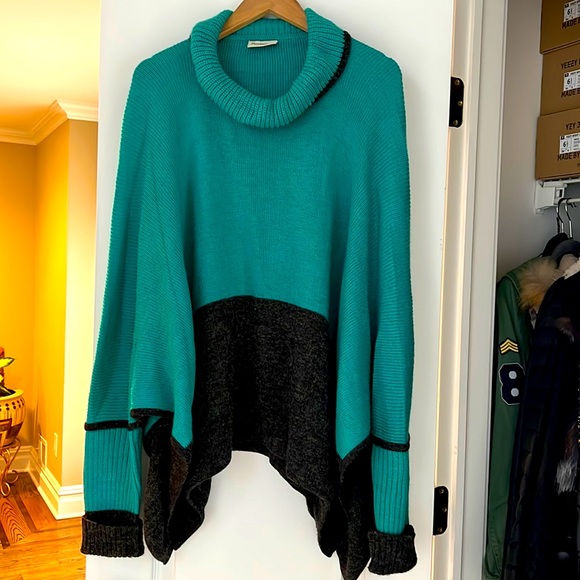 LOMBAGGI KNITWEAR SWEATER PONCHO - Picture 1 of 13